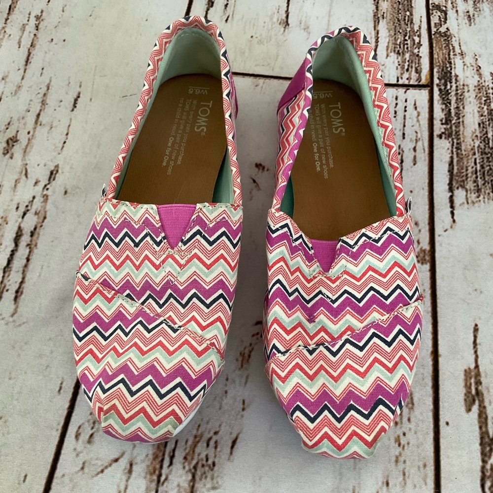 TOMS WOMEN SANDALS‎ SEASONAL CLASSICS SLIP ON PINK CANVAS CHEVRON PRINT